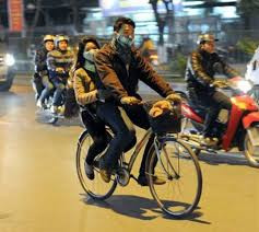 Thậm chí, nickname Hà An còn bình luận rằng: "Thật vui mừng khi thời điểm này vẫn có còn những cô gái sẵn sàng đèo nhau trên chiếc xe máy cũ, không đè nặng chuyện vật chất, của cải, miễn sao vui là được".