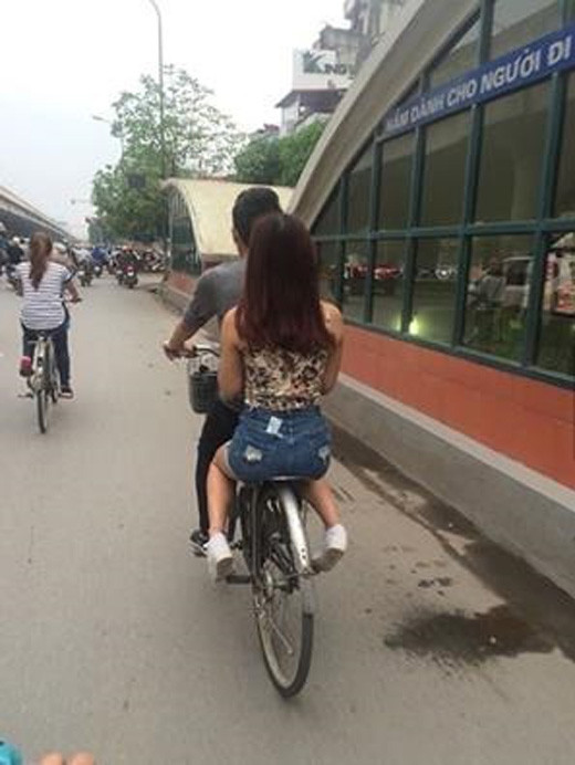 Nhiều dân mạng đã bày tỏ ý kiến rằng những nhân vật chính trong bức ảnh có thể là bạn hoặc anh em trong gia đình bởi ngày nay làm gì có cô gái nào chấp nhận ngồi lên chiếc xe cà tàng cũ kĩ như vậy.