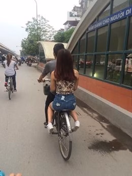 Nhiều dân mạng đã bày tỏ ý kiến rằng những nhân vật chính trong bức ảnh có thể là bạn hoặc anh em trong gia đình bởi ngày nay làm gì có cô gái nào chấp nhận ngồi lên chiếc xe cà tàng cũ kĩ như vậy.