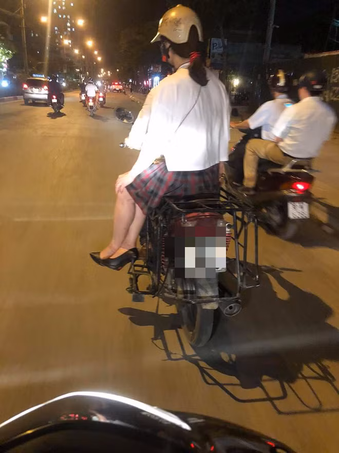 Con gái thời nay có phần hơi thực dụng họ yêu cầu người yêu hay chồng tương lai phải có ô tô không thì chí ít cũng phải có xe ga sành điệu. Bởi lỡ có đi xe số thì trông khá quê mùa và xấu hổ với bạn bè. Thậm chí nhiều người không còn tin vẫn còn những cuộc tình được chở trên những chiếc xe cà tàng.