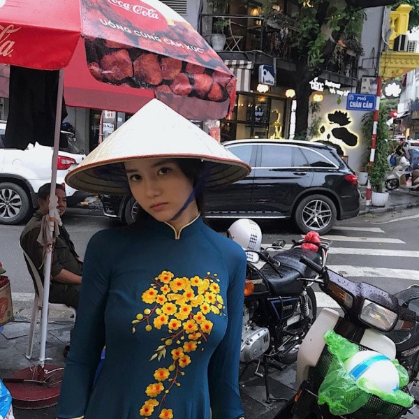 Đặc biệt, Han Seo Hee đã mặc áo dài nhưng lại có thái độ bất cần, khiến fan Việt không khỏi phẫn nộ. Có không ít bình luận, gọi tình cũ T.O.P bằng những từ ngữ khó nghe, đuổi cô nàng về Hàn Quốc.