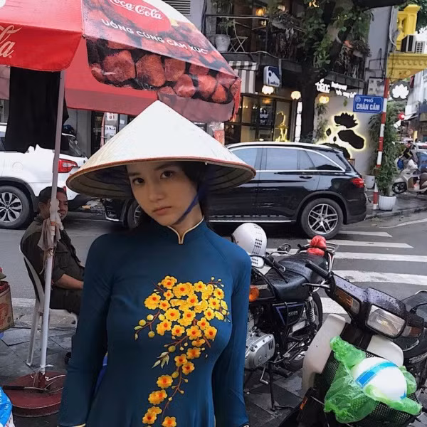 Đặc biệt, Han Seo Hee đã mặc áo dài nhưng lại có thái độ bất cần, khiến fan Việt không khỏi phẫn nộ. Có không ít bình luận, gọi tình cũ T.O.P bằng những từ ngữ khó nghe, đuổi cô nàng về Hàn Quốc.