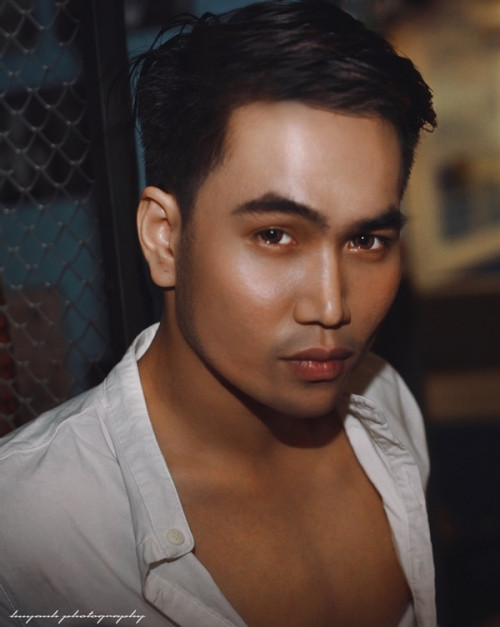 Trong bộ ảnh mới của mình, thảm họa mạng Quân Kul đã trở lại với một diện mạo hoàn toàn khác. Không còn là một Quân Kul ẻo lả và đôi phần "bệnh hoạn" nữa mà đã trở thành một chàng trai mạnh mẽ với những cơ bắp quyến rũ.