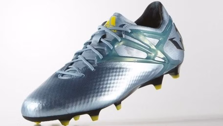 Adidas dĩ nhiên không thể bỏ qua Lionel Messi. Hãng thể thao danh tiếng của Đức luôn mang đến cho ngôi sao của Barcelona những dòng sản phẩm mới nhất và độc đáo nhất trong bộ sưu tập dành riêng cho anh. Đôi Adidas Messi15 được dành riêng cho Messi trong trận chung kết Champions League năm 2014/15 khi Barcelona vượt qua Juventus để giành cú ăn 5 vĩ đại.