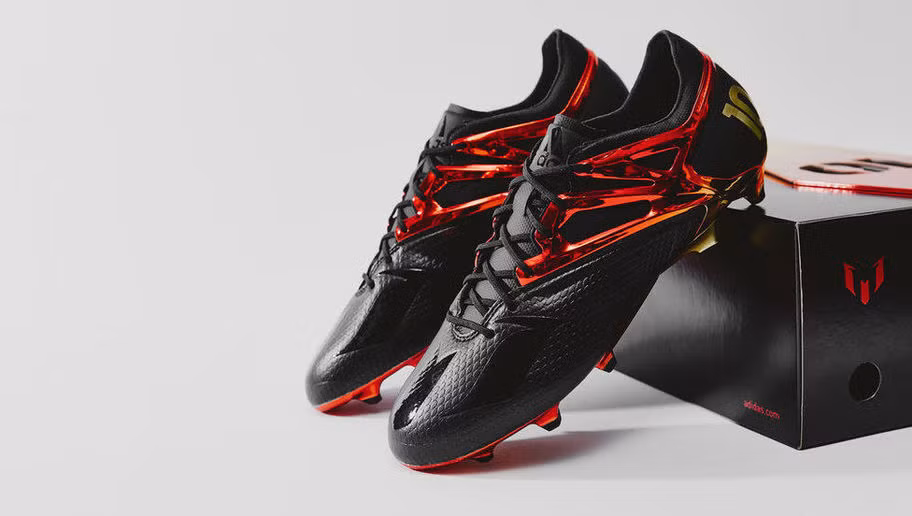 Đây một trong những dòng giày hiếm nhất thửa riêng cho Messi trong mùa bóng 2015 khi những màn thể hiện xuất sắc của anh giúp Barca giành cú ăn 5 và bản thân Messi có quả bóng vàng thứ 5 trong sự nghiệp của mình.