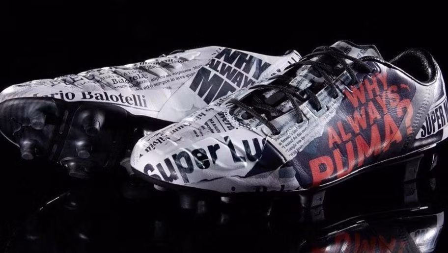 Cách đây ba năm Mario Balotelli gây sốc khi đột ngột chấm dứt hợp đồng với Nike và chuyển sang sử dụng giày của Puma. Đôi giày của Super Mario cũng độc đáo hệt như tính cách của anh, toàn bộ 'mũ' giày như một bài báo với dòng tít lớn 'WHY ALWAYS PUMA?' như cách mà Balotelli đã thể hiện mình với dòng slogan nổi tiếng 'Why always me?" sau màn trình diễn xuất sắc ở Euro 2012.