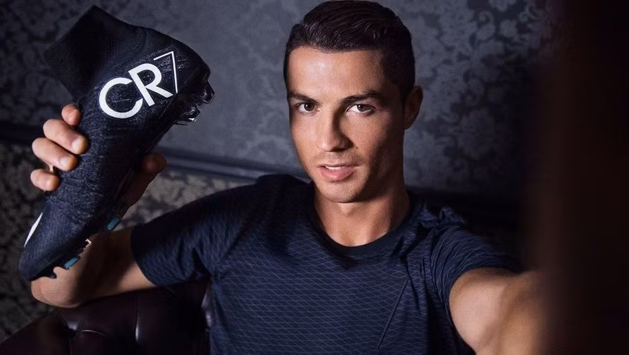 Nike Mercurial luôn gắn liền với sự nghiệp của Cristiano Ronaldo từ khi bắt đầu cho đến lúc trở nên nổi tiếng. Nike thậm chí còn tạo ra riêng một dòng sản phẩm mang tên CR7 từ áo, quần, balo, giày chạy bộ và giày đá bóng.