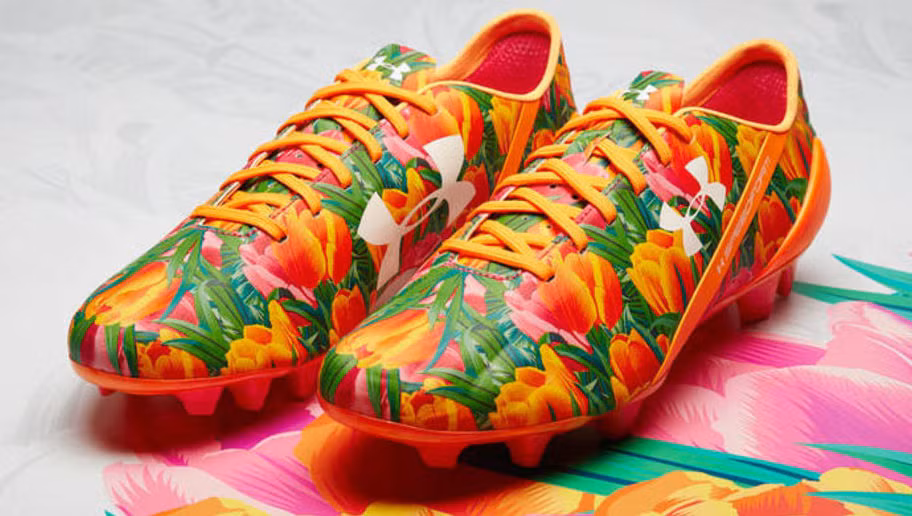 Under Armour đang trỗi dậy mạnh mẽ trong cuộc cạnh tranh với những ông lớn trong làng thể thao. Memphis Depay chính là đại sứ cho thương hiệu này. Đôi giày 'sặc sỡ' đúng như tên gọi của nó là một sản phẩm thửa riêng của Depay dành tặng cho mẹ mình nhân ngày Mother's day hồi 6/3/2016.