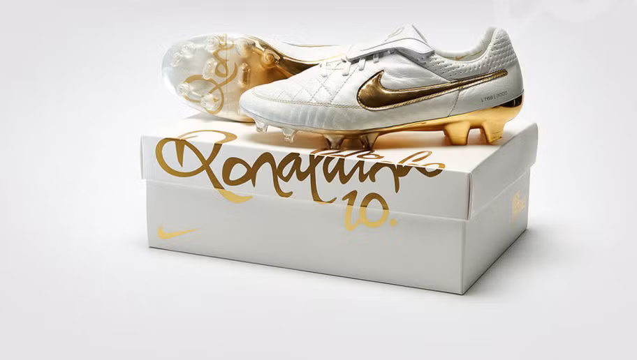 Tiempo là dòng giày đã gắn với sự nghiệp huyền thoại bóng đá Ronaldinho. Tượng đài của bóng đá thế giới với hai lần giành quả bóng vàng 2004 và 2005 được Nike ưu ái thiết kế cho một sản phẩm với tên gọi Tiempo Touch Of Gold.