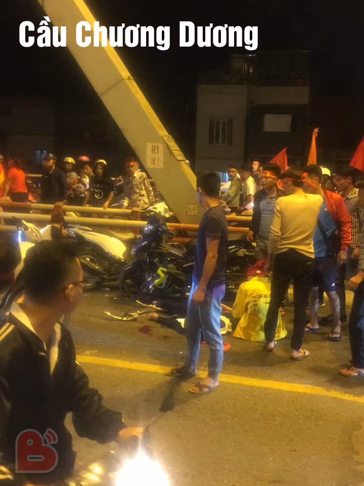 Đa phần những người đổ ra đường ăn mừng chiến thắng của đội tuyển Việt Nam đều chấp hành tốt luật lệ giao thông nhưng bên cạnh đó vẫn có một số thành phần quá khích, lạng lách, đánh võng điều khiển xe với tốc độ cao.