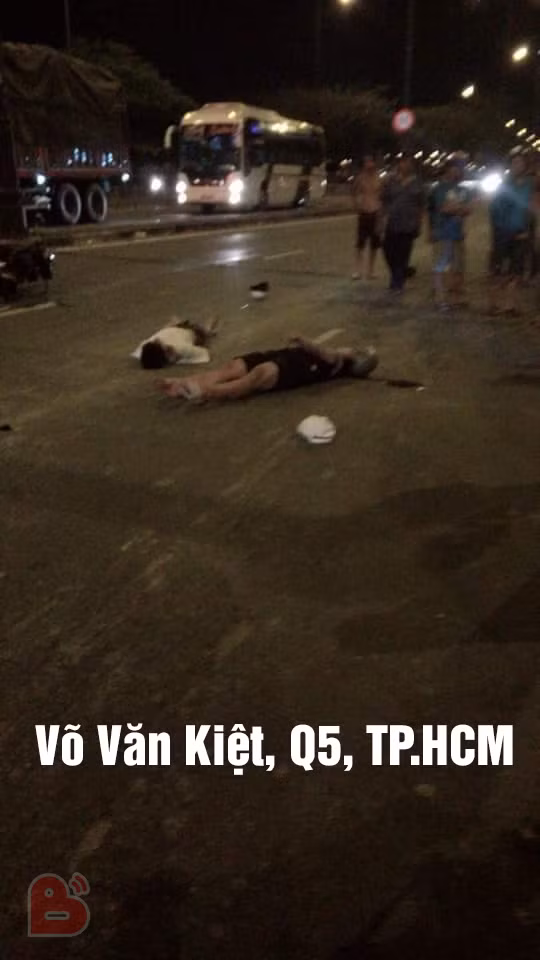 Các vụ tai nạn trên theo dân mạng cũng đến từ những bạn trẻ sau khi xem bóng đá đã uống rượu, bia nhưng vẫn điều khiển các phương tiện để ra đường để ăn mừng.