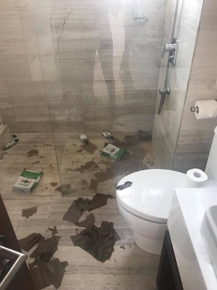 Ngay sau đó, bài viết về căn phòng khách sạn bẩn thỉu này đã thu hút được sự quan tâm lớn của CĐM. Đặc biệt, chỉ vài bức ảnh nhưng bài viết đã chia sẻ về những buồn vui trong nghề dọn phòng khách sạn.