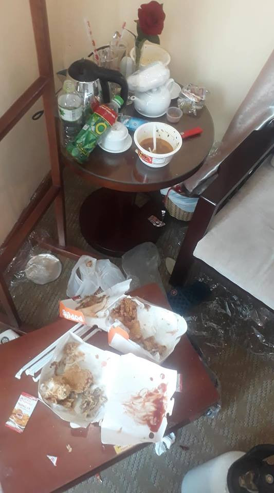 Ngoài số người bình luận phản đối hành vi thiếu ý thức của những khách thuê phòng bừa bộn này, thì một số bạn lại cho rằng họ đã mất tiền thuê phòng và trong đó cũng có tiền dọn dẹp nên việc họ bừa bộn cũng chẳng vấn đề gì.