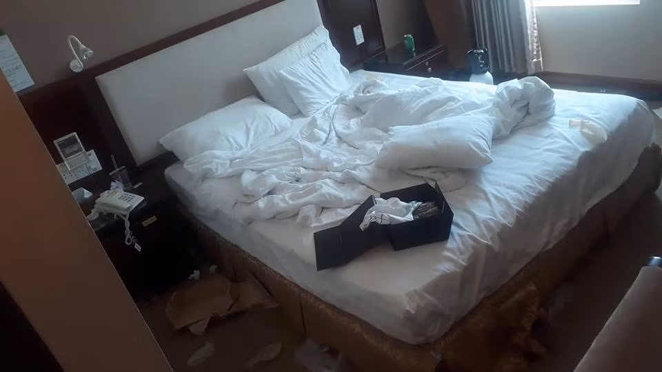 Nhìn những căn phòng như này thì chẳng giống khách sạn chút nào mà nó giống 1 căn phòng của một chủ nhà ở bẩn nào đó.