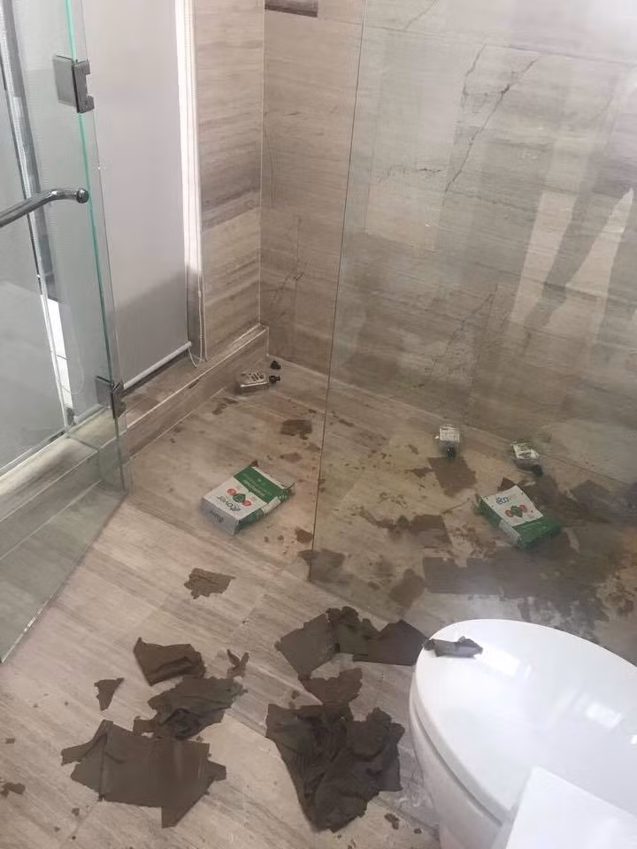 Phía dưới phần bình, rất nhiều người cũng làm nghề liên quan tới khách sạn để lại hình ảnh của những căn phòng 'khó quên'' khiến ai cũng lắc đầu ngao ngán.