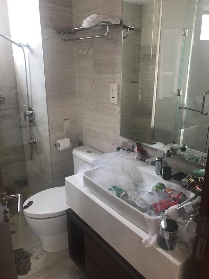 Còn nickname Đỗ Mỹ Hằng cũng làm nghề khách sạn lâu năm cho biết: "Mình trước cũng làm house keeping và việc phải đối mặt những căn phòng bẩn thỉu như này là khá nhiều. Nhưng cảm xúc lúc đó chỉ là muốn nghỉ ngay vì không biết nên bắt đầu dọn từ đâu".