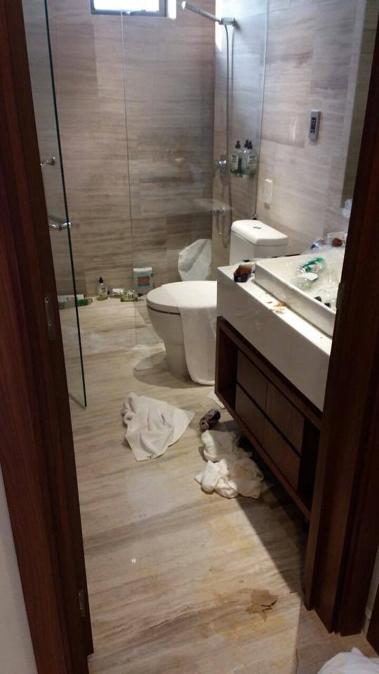 Nickname Phạm Mỹ Hạnh với kinh nghiệm hơn 20 năm trong nghề khách sạn bình luận: "Chuyện gặp những căn phòng khách ở bẩn là điều khá bình thường nhưng nhìn vào bức ảnh trên thì thực sự quá đáng. Khách bình thường thì chỉ bày bừa nhưng ở kiểu này chắc có mưu đồ phá phòng rồi".