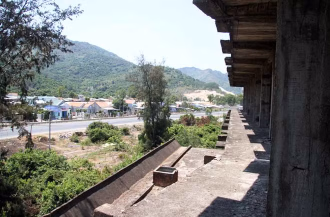 Khách sạn nằm cận kề khu dân cư. Người địa phương cho rằng đây là ngôi nhà "ma", bởi tình trạng nhếch nhác và tối om. "Mỗi lúc đi qua ai cứ sờ sợ, nhất là lúc chập choạng tối", chị Nguyễn, ngụ gần đó, nói.