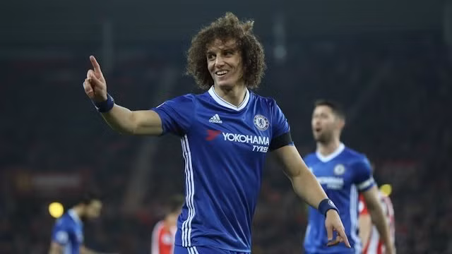 Mourinho sẵn sàng "giải cứu" David Luiz: Theo tin chuyển nhượng cầu thủ từ báo chí anh, không còn là tin đồn, David Luiz và Antonio Conte đang đối đầu nhau. Cụ thể, cầu thủ người Brazil đã công khai chỉ trích chiến thuật của HLV người Italia sau trận thua 0-3 của Chelsea trước Roma.