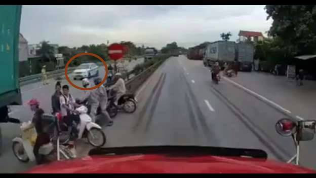 He lo ly do xe CSGT dau giua duong vu xe tai lat de chet 5 nguoi o Hai Duong,