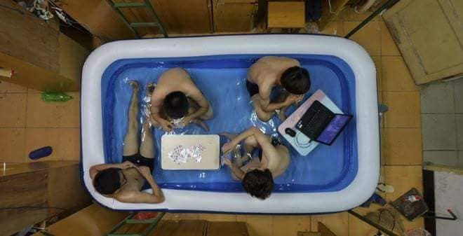 Nắng nóng kéo dài khiến người dân tìm đủ mọi cách để "dỗ dành" giấc ngủ. Họ thậm chí ngâm mình trong nước, mở cửa tủ lạnh hay sáng tạo đủ cách khác nhau giúp dễ chịu hơn trong những ngày trời như đổ lửa.