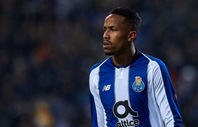 Tờ báo Tây Ban Nha cho biết MU sẽ không từ bỏ thương vụ Eder Militao dù có sự can thiệp của Real Madrid.