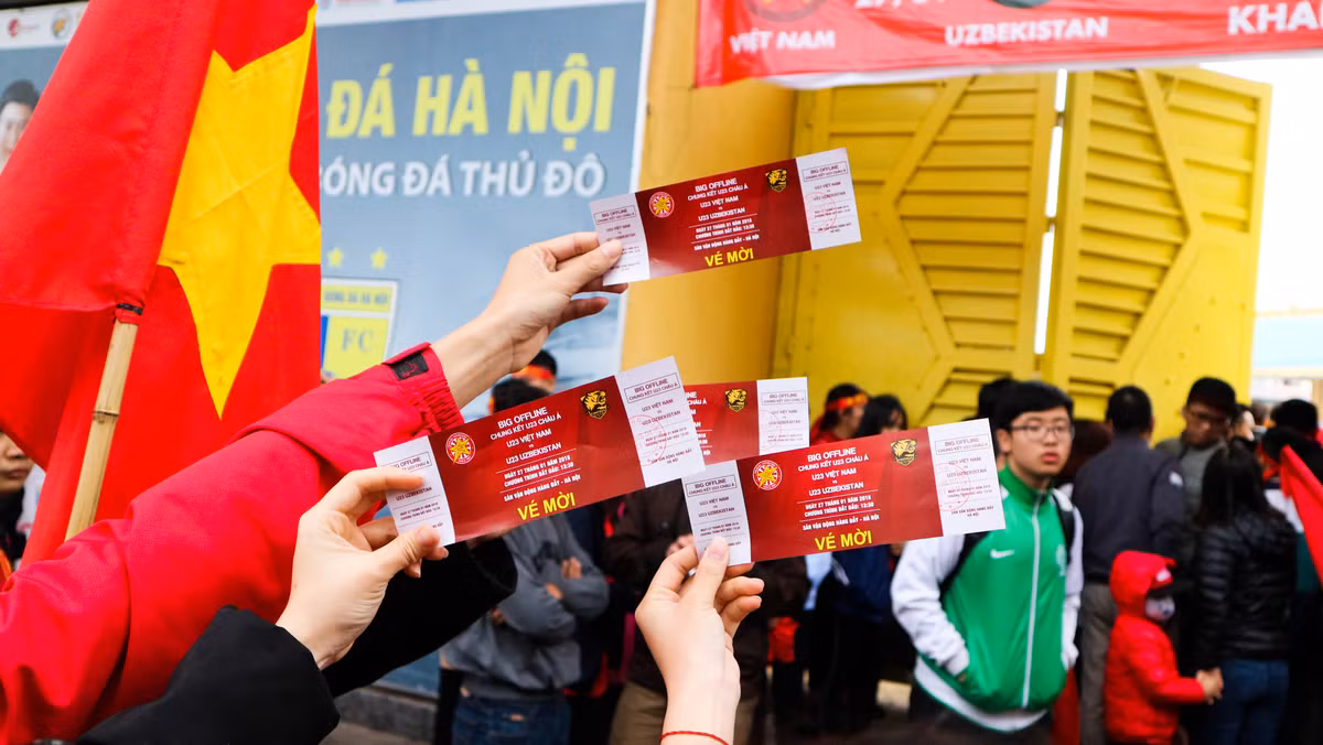 Bên cạnh đó, các CĐV cũng rất tin tưởng vào chiến thắng cho các cầu thủ U23 Việt Nam. Bạn Minh Tâm (25 tuổi, Hà Nội) chia sẻ: "Bọn em tới từ trường ĐH Tài Nguyên và Môi Trường, bọn em đã phải xuống SVĐ từ rất sớm để sở hữu những tấm vé cổ vũ các cầu thủ và bọn em tin tưởng vào 1 chiến thắng cho các cầu thủ Việt Nam để mang chiếc cúp danh giá về. Việt Nam vô địch".