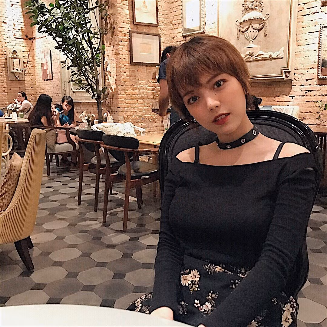 Còn với những trang phục hiện đại, mái tóc ngắn của cô nàng 9X ĐH Hoa Sen này toát lên vẻ tinh nghịch, trẻ trung và khá cá tính.