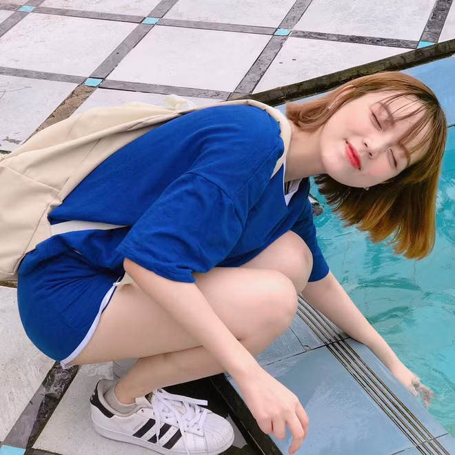 Mặc dù mới chỉ xuất hiện cách đây ít hôm nhưng chính khuôn mặt trắng trẻo cá tính, có phần tinh nghịch với mái tóc ngắn, đôi mắt to tròn là những thứ vũ khí khiến Châu Thư chinh phục mọi người.