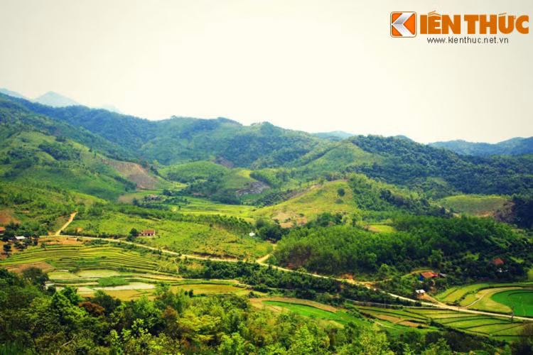 Đồng Cao cách Hà Nội 160km, là một khoảng đất rộng lớn nằm trên độ cao hơn 1000m so với mực nước biển. Nơi đây thích hợp với việc cắm trại qua đêm, quây quần bên ánh lửa trại và thưởng ngoạn cảnh vật xung quanh.