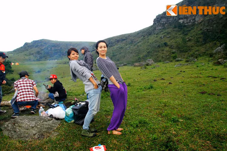 Hàng tuần, giới trẻ từ Hà Nội và các tỉnh lân cận vẫn chọn nơi đây là nơi cắm trại, picnic. Hầu hết các đoàn du lịch đến đây đều phải tự chuẩn bị đồ cắm trại, thực phẩm… cho chuyến đi.