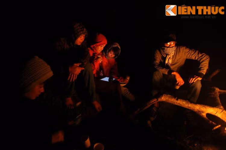 Đến với Đồng Cao, bạn hãy chọn một nơi thuận lợi cho việc dựng lều, còn củi đốt lửa các bạn có thể mua của người dân nhà dưới chân núi, giá tầm 50 ngàn đồng một bó.