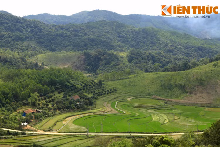 Khí hậu ngày và đêm nơi đây gần giống với khí hậu ở đỉnh Mẫu Sơn (Lạng Sơn) và Tam Đảo (Vĩnh Phúc) nghĩa là ngày có nắng ấm còn đêm thì hơi se se lạnh.