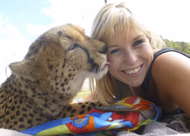 Mỗi lần Heather đến thăm Dew thì họ gần như không thể tách rời nhau. Cả hai đi chơi với nhau, cùng tắm nắng, ngủ cùng nhau và thậm chí là cùng nhau chụp những bức ảnh tự sướng.