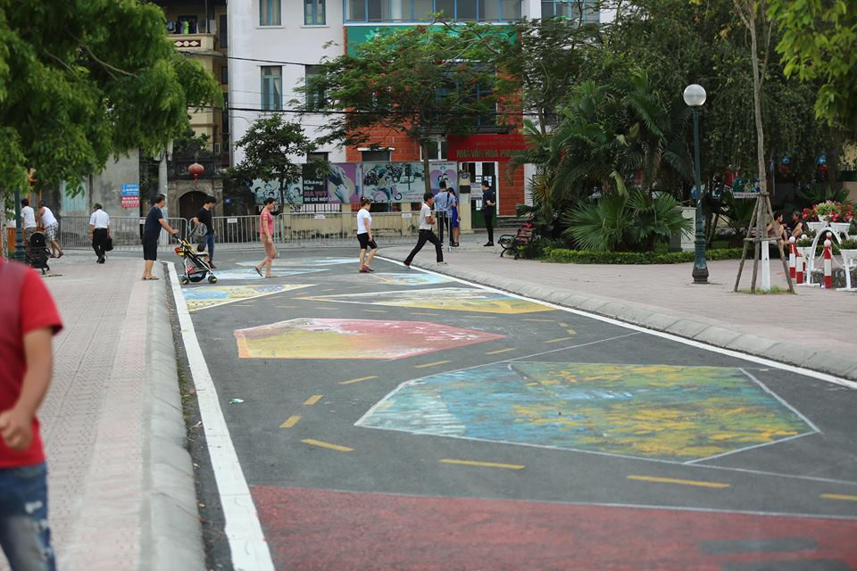 Tối nay (11/5), tuyến phố đi bộ thứ hai của Hà Nội mang tên cố nhạc sĩ Trịnh Công Sơn sẽ chính thức đi vào hoạt động. Từ nhiều ngày qua, người dân của Thủ đô đang rất háo hức chờ đợi xem tuyến phố đi bộ mới này có gì là "đặc sản" độc đáo mà chỉ riêng nó có.