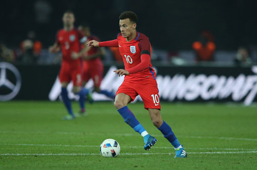 Thêm một ngôi sao mai nữa được kỳ vọng sẽ tỏa sáng tại Euro 2016 là Dele Alli. Mặc dù còn trẻ tuổi, thế nhưng cầu thủ của Tottenham đã thể hiện được sự đĩnh đạc của mình kể từ pha cầm bóng đến di chuyển.