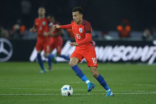Thêm một ngôi sao mai nữa được kỳ vọng sẽ tỏa sáng tại Euro 2016 là Dele Alli. Mặc dù còn trẻ tuổi, thế nhưng cầu thủ của Tottenham đã thể hiện được sự đĩnh đạc của mình kể từ pha cầm bóng đến di chuyển.