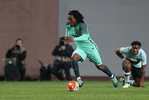 Renato Sanches vừa qua trở thành cái tên được nhiều NHM nhắc đến khi trở thành món hàng hot trong kỳ chuyển nhượng mùa hè. Tiền đạo này cũng được kỳ vọng sẽ giảm tải gánh nặng trên hàng công của Bồ Đào Nha cùng với Cris Ronaldo.