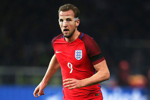 Hàng công của ĐT Anh tại mùa giải Euro 2016 không trông chờ được nhiều thân hình béo mập và gánh nặng tuổi tác của Rooney. Thế nhưng, NHM Tam Sư cũng không quá lo lắng trong Harry Kane đã thể hiện được mình. Cầu thủ thuộc biên chế của Tottenham đã cho thấy khả năng săn bàn tuyệt vời bằng danh hiệu vua phá lưới tại Premier League.