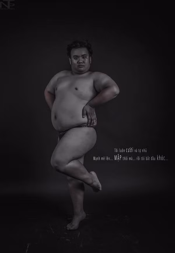 Mặc dù không có gì quá đặc biệt, chỉ ghi lại những tạo dáng khoe chiếc bụng bia quá khổ của người béo nhưng cái đáng giá nhất trong bộ ảnh của Na Tao lại là những dòng tâm tư chia sẻ về những vấn đề của người béo.