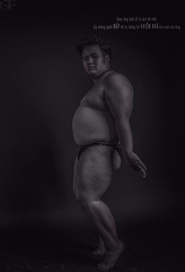 Khi xác định thực hiện bộ ảnh này, Na Tao đã mất khá nhiều thời gian để lựa chọn mẫu ảnh. Thay vì chọn mẫu nam chuyên nghiệp, anh chàng đã lựa chọn người mẫu nghiệp dư có chiều cao 160, nặng 110kg.