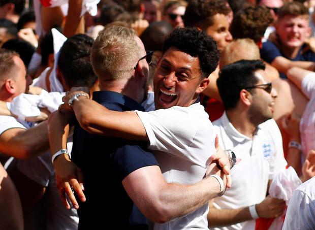 Các CĐV Anh luôn nổi tiếng với sự mạnh bạo và nhiệt tình, chính vì vậy cách ăn mừng "ồn ào" của họ gây ấn tượng khắp nơi trên thế giới.