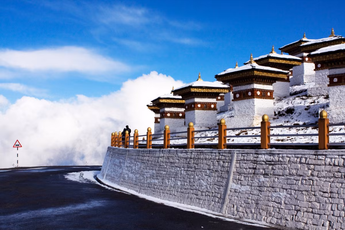 Cắm trại là một trong những hoạt động không thể bỏ qua khi đến du lịch Bhutan vào mùa đông, còn gì tuyệt vời hơn khi cùng người mình yêu nằm đây và ngắm sao băng.