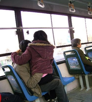 Chỗ thừa không ngồi, ngồi ngồi lên đùi cho tình cảm. Ảnh sử dụng trong bài: Facebook, photobase...