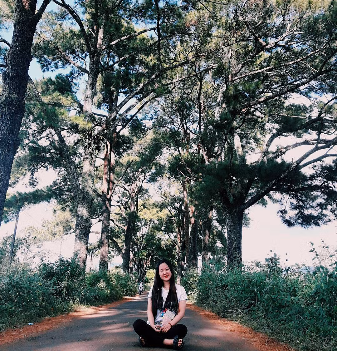 Đôi lúc, cuộc sống bộn bề những thách thức khiến con người chùn bước, cuộc sống lại hờ hững trôi qua. Nhưng nếu tìm đến đồi chè, mọi ưu phiền dường như tan biến