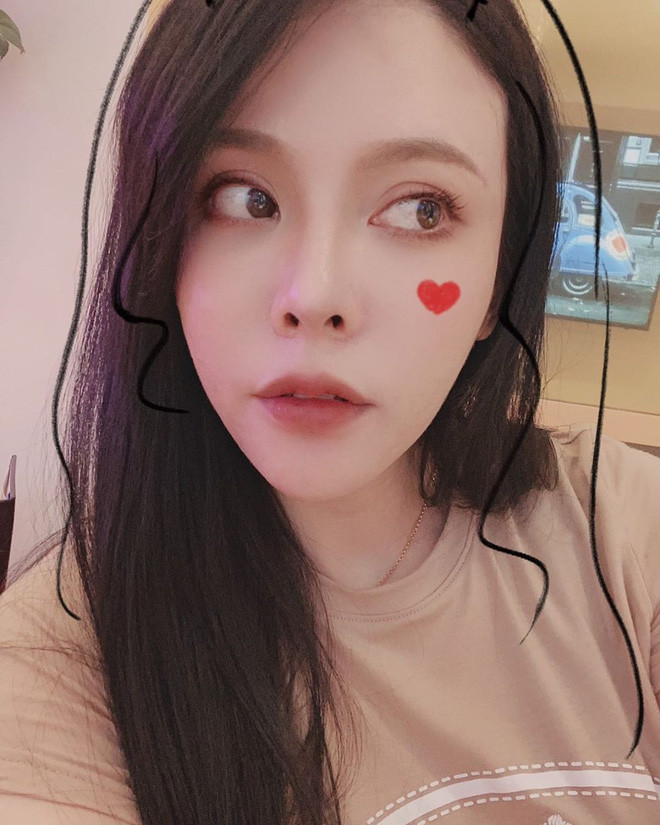 Style đời thường của Đại Bình Nhi cũng theo phong cách khá quyến rũ, đơn giản với quần ngắn hoặc váy ngắn. Bên cạnh đó, hình ảnh quyến rũ thu hút trong kho hàng được đăng tải đã giúp trang cá nhân của Đại Bình Nhi thu hút một lượng follow lớn.