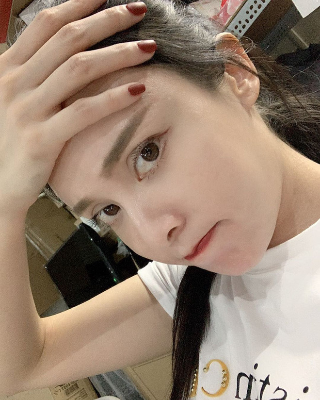 Bên cạnh những lời khen không ngớt, Đại Bình Nhi xuất hiện một vài ý kiến "ném đá" cho rằng cô nàng đang làm màu, làm lố để PR tên tuổi.