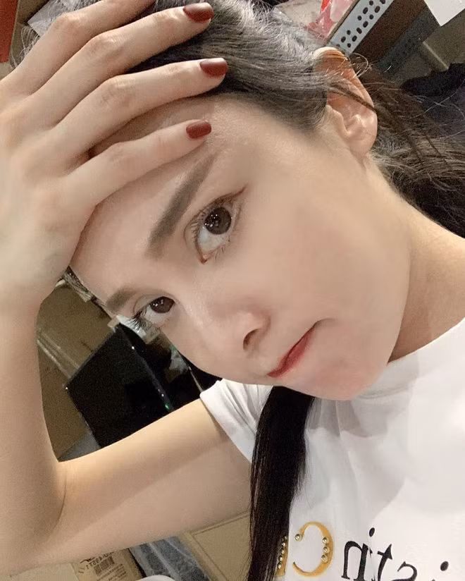 Bên cạnh những lời khen không ngớt, Đại Bình Nhi xuất hiện một vài ý kiến "ném đá" cho rằng cô nàng đang làm màu, làm lố để PR tên tuổi.