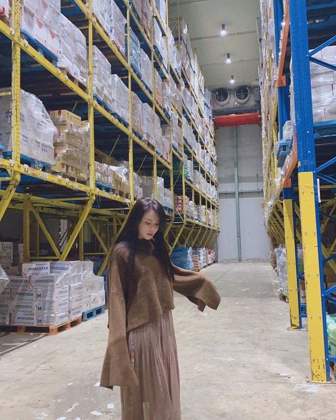 Đươc biết, cô nàng có tên nickname là “Da Pinger” - Đại Bình Nhi, người Đài Loan. Cô sở hữu chiều cao 1,64m và có dáng người đáng ngưỡng mộ. Cô cũng có chút “tiếng tăm” trên mạng xã hội vì thường xuyên chia sẻ những bức ảnh đẹp, quyến rũ của mình.