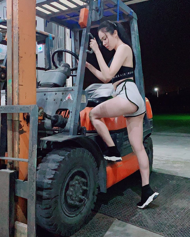 Cụ thể, những bức ảnh chụp nữ nhân viên kho hàng được người làm cùng trong kho chụp lại. Sau đó, nó được cô gái chia sẻ lên trang cá nhân của mình. Chỉ 2 giờ sau khi đăng, bức ảnh thu hút hàng ngàn lượt thích.